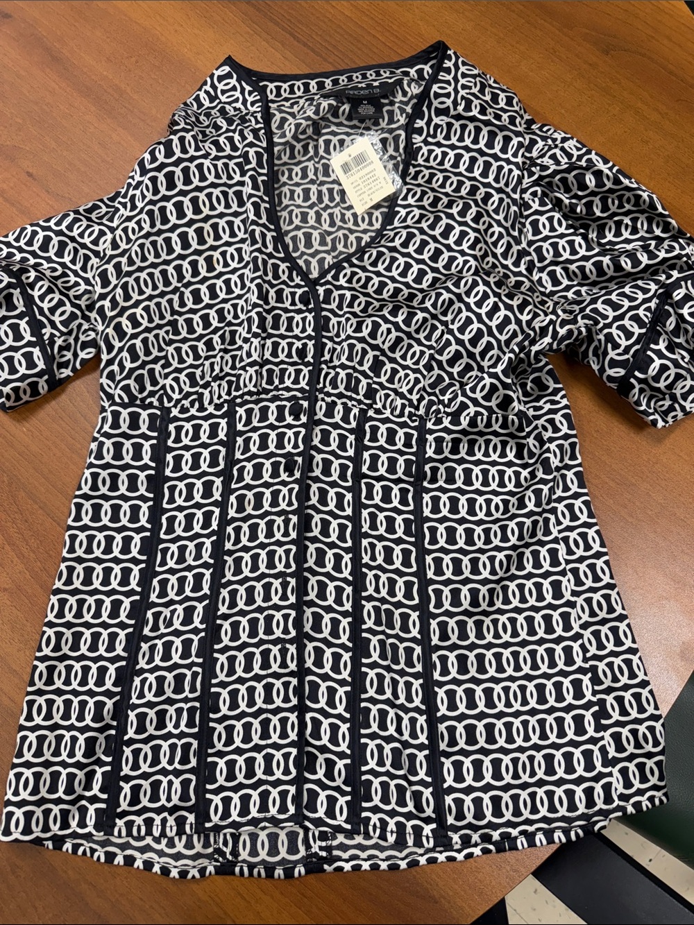 Arden B Black and White Chain-Link V-Neck Top